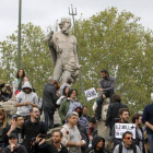 Un grupo de manifestantes se concentra en la madrileña plaza de Neptuno llamados a "asediar" el Congreso.