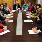 Eduardo Fernández con miembros de NNGG.