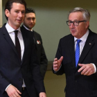 Jean-Claude Juncker (derecha) y Sebastian Kurz, a la llegada del nuevo canciller austriaco a la Comisión Europea, en Bruselas, el 19 de diciembre.