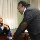 Felipe Llamazares, derecha, dialoga con Vicente García ‘Tino’, presidente de la Delegación Leonesa.