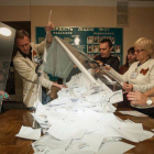 Recuento de papeletas en un colegio electoral de Donetsk, anoche.