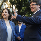 El presidente de la Generalitat, Carles Puigdemont, junto a la alcaldesa de Barcelona, Ada Colau, tras la ofrenda floral al monumento a Rafael Casanova con motivo de la Diada.