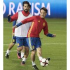 Silva e Isco, durante el entrenamiento de ayer en Granada para preparar el partido ante Macedonia. M. Á. M.