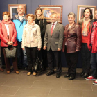 Los artistas y las autoridades posan con los cuadros expuestos en la Sala Azul.