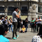 Daniel Guío, de 23 años, alumno de la Universidad Rey Juan Carlos, explica su Trabajo Final de Máster en la Puerta del Sol como parte de las protestas de estudiantes y profesores por el caso Cifuentes.