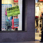 Uno de los comercios del centro de Ponferrada que ha abierto sus puertas con rebajas durante el fin de semana.