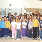 La alcaldesa y el director, junto a los alumnos premiados.