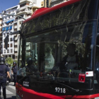 Un autobús de València siendo protegido por la Policía Nacional en una huelga general, en una imagen de archivo