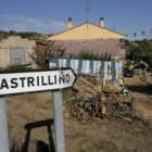 La imagen muestra la entrada al pueblo de Castrillino