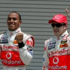 Hamilton celebra su mejor tiempo en presencia de Fernando Alonso