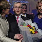 Juncker, en el centro, recibe un ramo de flores.