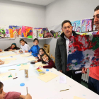 El diputado, en la clase del artista Sebastián Román.