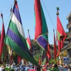 Exhibición de pendones por las calles del pueblo, durante las celebraciones del año pasado.