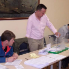 Un momento de la votación de ayer, en Vecilla de la Vega.