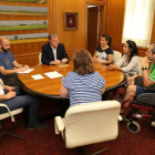 Reunión hoy entre los vecinos y el alcalde en el Ayuntamiento de León.