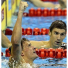 Ryan Lochte levanta el puño tras batir el récord mundial, con Phelps en la calle de al lado.
