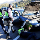 Efectivos de la Policía Nacional registran en La Jonquera a los vehículos que provienen de Francia.