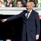 El entrenador madridista Zinedine Zidane da instrucciones a sus jugadores. BALLESTEROS