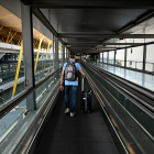 Un hombre camina por la terminal 4 del Aeropuerto de Barajas. FERNANDO VILLAR