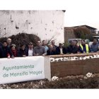 Vecinos de Mansilla Mayor aprendieron a hacer un muro de tapial en el monasterio de Sandoval y luego se fotografiaron juntos. DL