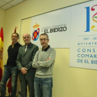 El presidente del Consejo Comarcal del Bierzo, Gerardo Álvarez Courel (I), junto a los integrantes del equipo realizador de la nueva imagen corporativa de la institución y el logotipo que conmemora el XXV aiversario de su creación, durante su presentación