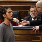 El diputado de Podemos Alberto Rodríguez pasa ante el presidente del Gobierno en funciones, Mariano Rajoy, antes de votar la elección del presidente del Congreso, durante la sesión constitutiva de la Cámara baja.