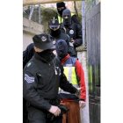 Agentes de la Erzaintza, con un detenido en Algorta.