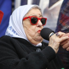 La presidenta de la asociación argentina Madres de Plaza de Mayo, Hebe de Bonafini, se negó ayer a declarar ante el juez y acudió a la Plaza de Mayo, donde fue respaldad por cientos de argentinos en Buenos Aires.