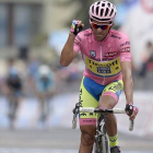 Contador levanta un brazo, tras sentirse ganador del Giro en la cima de Sestriere.