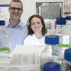 Los investigadores Salvador Aznar Benitah, coordinador del trabajo, y Gloria Pascual, primera firmante, en un laboratorio del Institut de Recerca Biomèdica de Barcelona (IRB Barcelona).