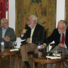Luis Mateo Díez, Juan Pedro Aparicio y José María Merino, ayer en la Casa de León en Madrid.