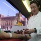 Extracción de sangre a un donante en una unidad móvil