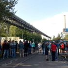 Los mineros se situaron ayer en el acceso a la central roblana. PLANILLO