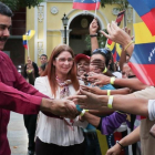 Maduro y su esposa, Cilia Flores, saludan a sus seguidores en un acto en Caracas, el 25 de enero.