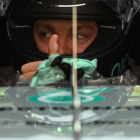 Rosberg da el OK a sus mecánicos desde el interior del Mercedes.