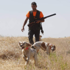 Borja Llamazares fue uno de los cazadores que madrugaron en la primera jornada. En la foto con sus perros Sira, Bimba y Hena. RAMIRO