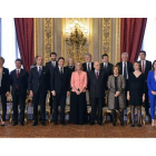 Renzi y su Gobierno posan junto a Napolitano tras jurar sus cargos.