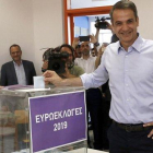 El líder de Nueva Democracia, Kiriakos Mitsotakis, vota en Atenas (Grecia).