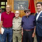 Juan y Adolfo Delibes, primero y segundo por la izquierda, junto al consejero de Fomento y Medio Ambiente de la Junta, Juan Carlos Suárez-Quiñones, derecha, durante el homenaje a Miguel Delibes pescador, dando su nombre al Aula del Río de Vegas del Condad