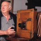 Pío Caro Baroja con una antigua cámara fotográfica