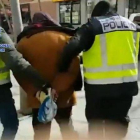 Agentes de la Policía Nacional detienen a uno de los integrantes del grupo.