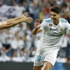 Asensio celebra junto a Modric el gol que le marcó al Barcelona en la Supercopa. CHEMA MOYA