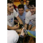 Metlicic, Cadenas y Entrerríos celebran el triunfo con el resto del equipo