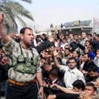 Seguidores de Al Sadr gritan consignas en una manifestación en Basora