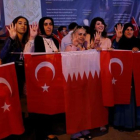 Mujeres con banderas turcas y qatarís en Estambul.