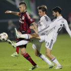 Menez, del Milan, pelea el balón con dos jugadores blancos: Fabio Coentrao e Isco.