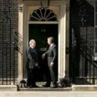 Yafari y Blair se saludan ayer frente al número 10 de «Downing Street»