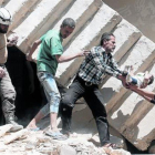 Rescate de un niño entre los escombros en Alepo, en abril.