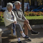 Dos pensionistas sentados en un banco, en Valencia.