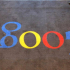 El logo de Google luce en una alfombra de las oficinas de la compañía en París.